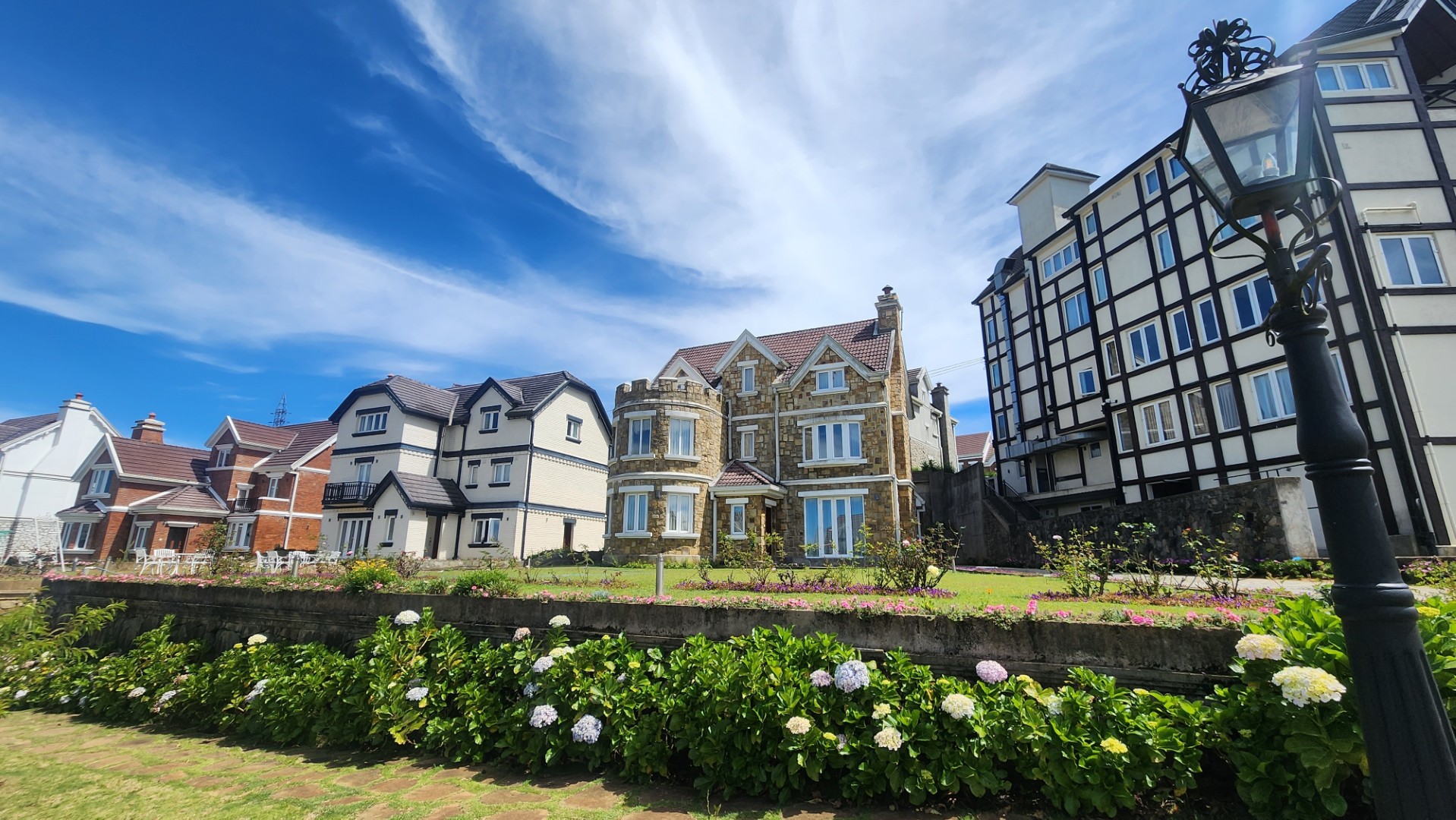 Little,England,Sri,Lanka,On,A,Summer,Day