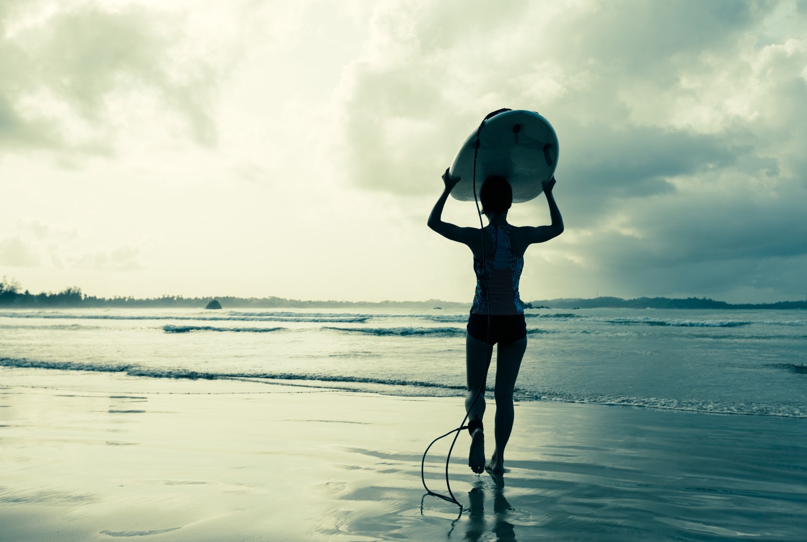 Young,Woman,Surfer,With,White,Surfboard,Walking,To,The,Sea